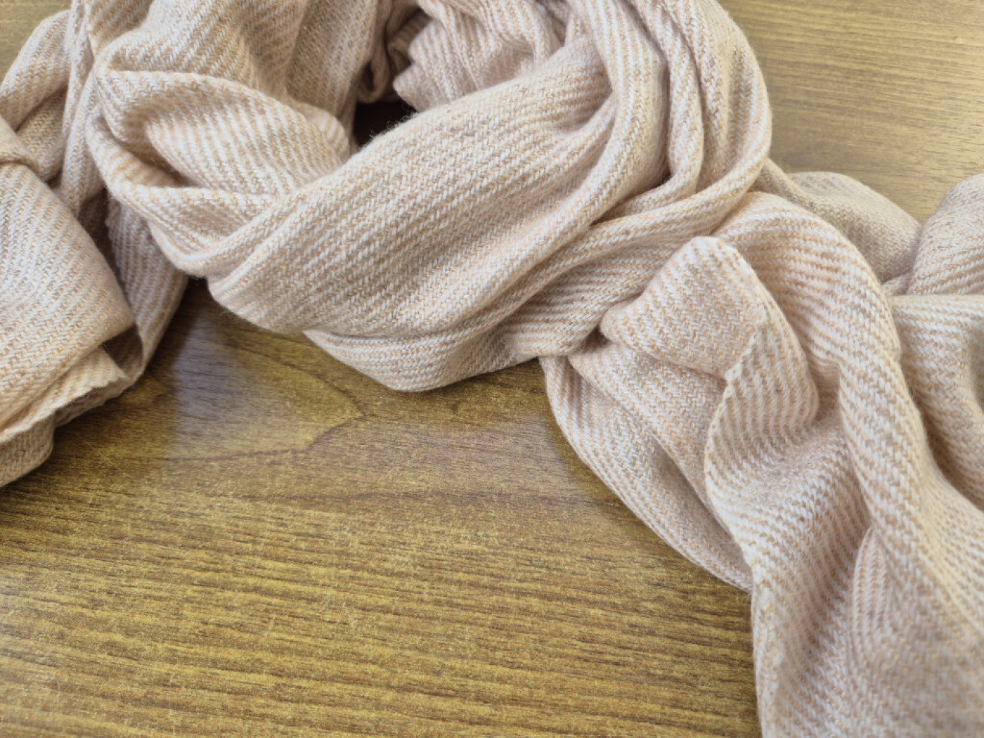 Zarter Kaschmir-Schal in Champagner-Rosé | feine Streifenstruktur | handgewebt von LWH | 69×198 cm